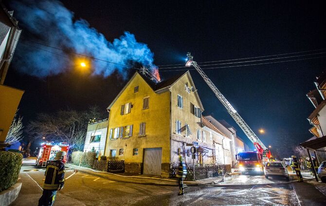 Schornsteinbrand in Mehrfamilienhaus fordert Feuerwehr_18