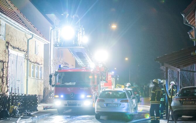 Schornsteinbrand in Mehrfamilienhaus fordert Feuerwehr_19