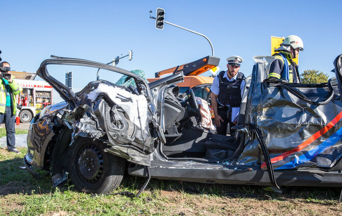 Stoppstelle überfahren - 2 Verletzte - Bild 13_11