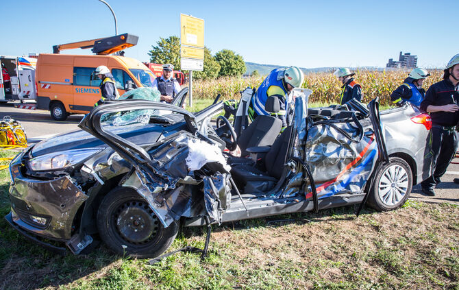 Stoppstelle überfahren - 2 Verletzte - Bild 12_12