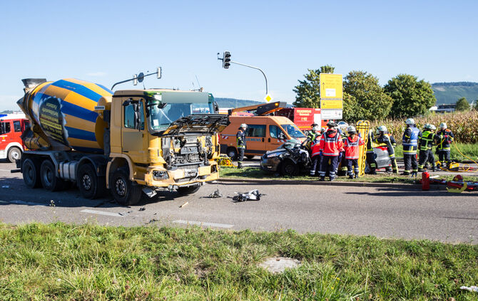 Stoppstelle überfahren - 2 Verletzte - Bild 11_13