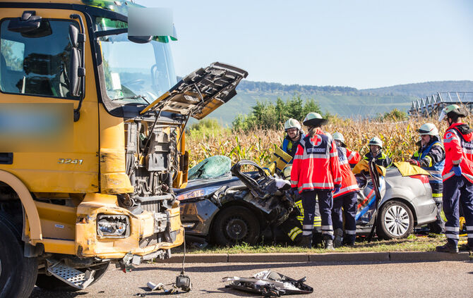 Stoppstelle überfahren - 2 Verletzte - Bild 10_14