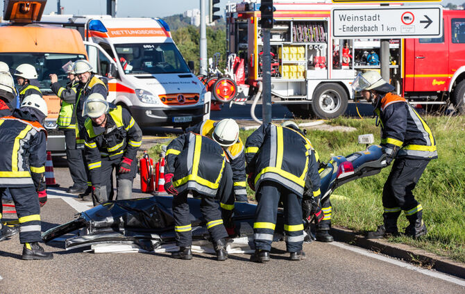 Stoppstelle überfahren - 2 Verletzte - Bild 08_16