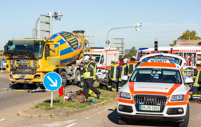 Stoppstelle überfahren - 2 Verletzte - Bild 06_18