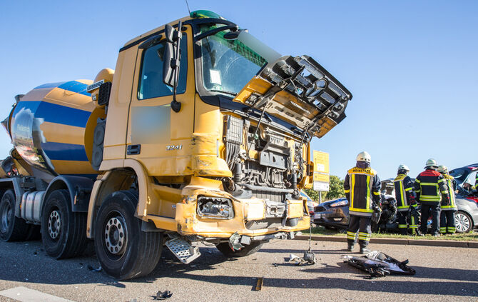 Stoppstelle überfahren - 2 Verletzte - Bild 05_19