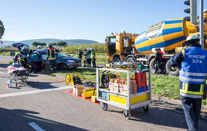 Stoppstelle überfahren - 2 Verletzte - Bild 01_23
