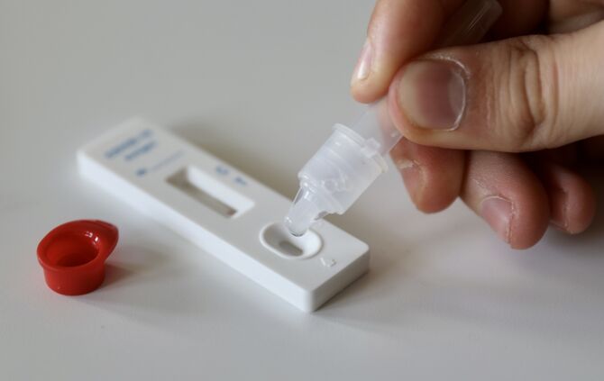 Kopie von Schnelltest Sars-CoV-2 Rapid Antigen Test symbol symbolbild symbolfoto