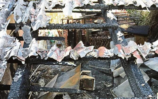 Feuerschäden am Dach nach Brand_0