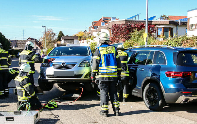 Unfall beim ausparken, Frau eingeklemmt, Fürstengässle, Weinstadt-Großheppach, 25.10.2021.