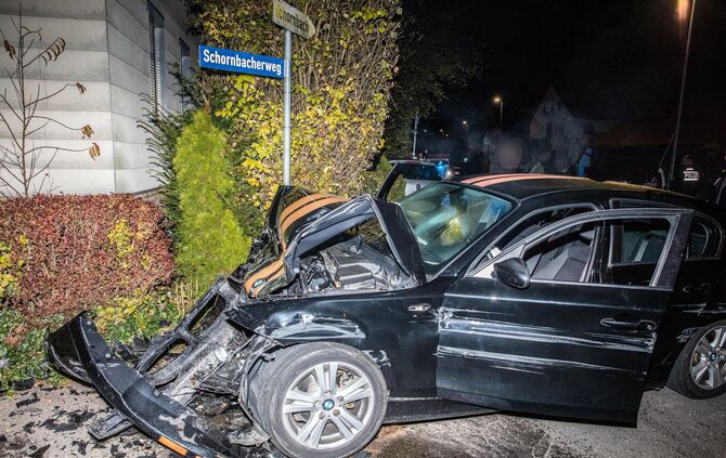 Schwerer Kreuzungscrash in 30-er Zone, Holzbergweg, Schorndorf, 28.10.2021.