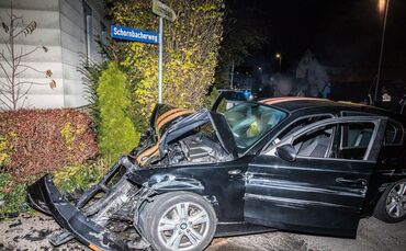Schwerer Kreuzungscrash in 30-er Zone, Holzbergweg, Schorndorf, 28.10.2021.