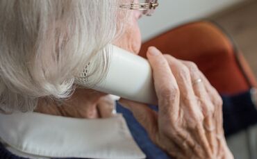 Seniorin Telefon Enkeltrick Trickbetrug Betrug Symbolfoto
