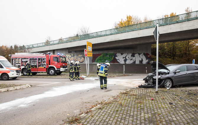 Unfall, Westumfahrung an der Abzweigung nach Schmiden, Waiblingen, 06.11.2021.