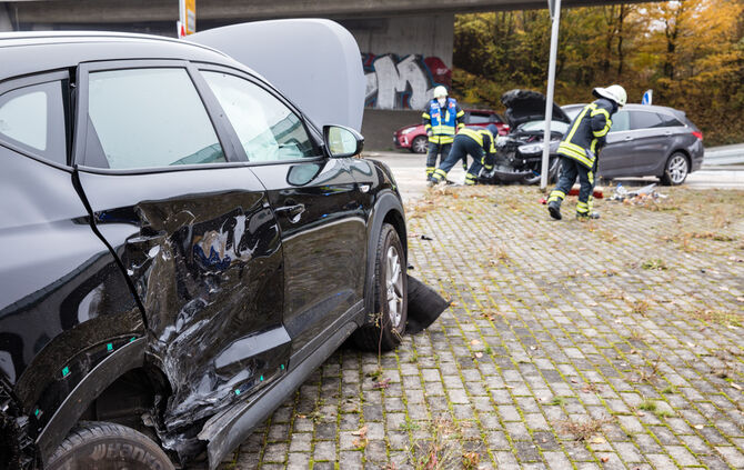Unfall, Westumfahrung an der Abzweigung nach Schmiden, Waiblingen, 06.11.2021.