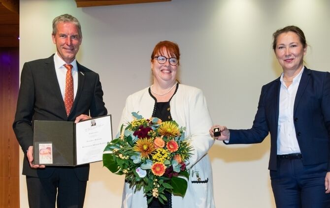 Andrea Rieger bekommt die Reinhold-Maier-Nadel. v.l.: Jochen Haußmann, Andrea Rieger und Julia Goll, Bürgerzentrum, Waiblingen,