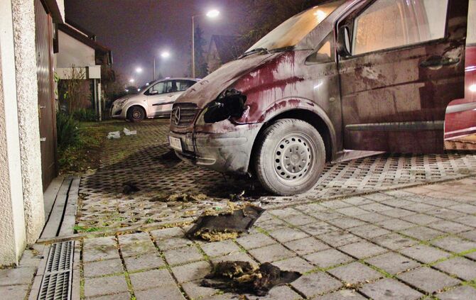 Brandstifdter zÃ¼ndet PKW an flÃ¼chtet - Besitzer bemerkt Brand rechtzeitg und kann Feuer lÃ¶schen_0