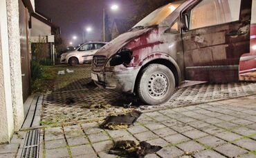 Brandstifdter zÃ¼ndet PKW an flÃ¼chtet - Besitzer bemerkt Brand rechtzeitg und kann Feuer lÃ¶schen_0