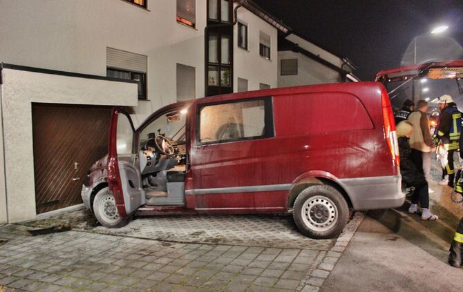 Brandstifdter zÃ¼ndet PKW an flÃ¼chtet - Besitzer bemerkt Brand rechtzeitg und kann Feuer lÃ¶schen_1