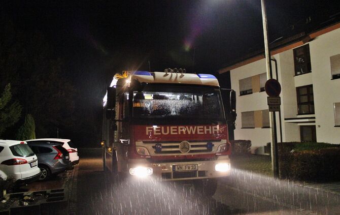 Brandstifdter zÃ¼ndet PKW an flÃ¼chtet - Besitzer bemerkt Brand rechtzeitg und kann Feuer lÃ¶schen_2