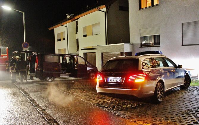 Brandstifdter zÃ¼ndet PKW an flÃ¼chtet - Besitzer bemerkt Brand rechtzeitg und kann Feuer lÃ¶schen_3