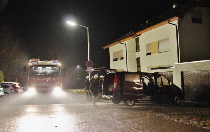 Brandstifdter zÃ¼ndet PKW an flÃ¼chtet - Besitzer bemerkt Brand rechtzeitg und kann Feuer lÃ¶schen_4