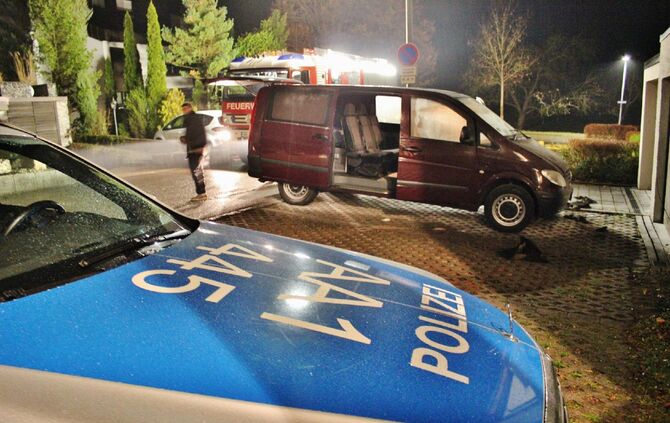 Brandstifdter zÃ¼ndet PKW an flÃ¼chtet - Besitzer bemerkt Brand rechtzeitg und kann Feuer lÃ¶schen_5