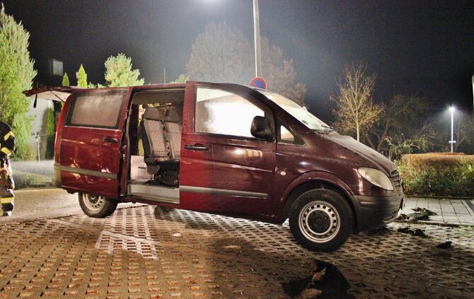 Brandstifdter zÃ¼ndet PKW an flÃ¼chtet - Besitzer bemerkt Brand rechtzeitg und kann Feuer lÃ¶schen_6