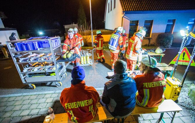 Gasalarm in Oberbrüden sorgte für Großeinsatz der Feuerwehr am Sonntagabend_14