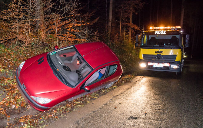 Auto landet im Graben, Verbindungsstrasse Welzheim - Rudersberg-Steinenberg, 22.11.2021.