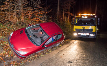 Auto landet im Graben, Verbindungsstrasse Welzheim - Rudersberg-Steinenberg, 22.11.2021.