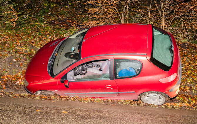 Auto landet im Graben, Verbindungsstrasse Welzheim - Rudersberg-Steinenberg, 22.11.2021.
