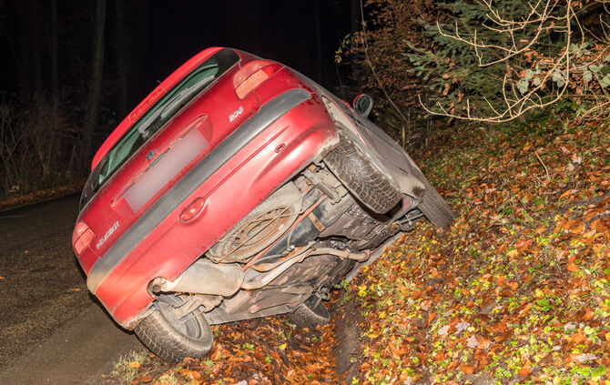 Auto landet im Graben, Verbindungsstrasse Welzheim - Rudersberg-Steinenberg, 22.11.2021.
