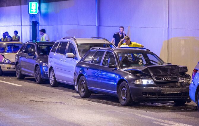 Massenkarambolage im Kappelbergtunnel: 9 Fahrzeuge krachen aufeinander - Tunnel in Richtung Stuttgart voll gesperrt - Bild 01_0