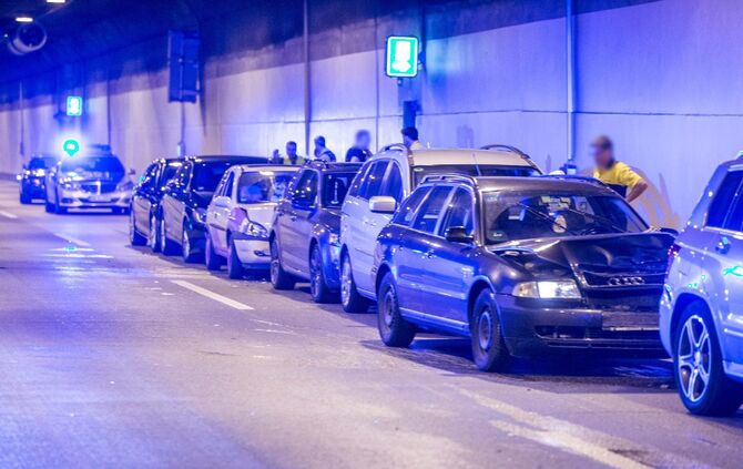 Massenkarambolage im Kappelbergtunnel: 9 Fahrzeuge krachen aufeinander - Tunnel in Richtung Stuttgart voll gesperrt - Bild 02_1