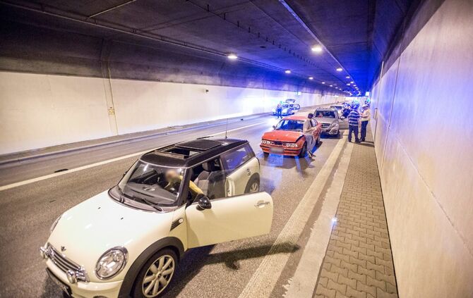 Massenkarambolage im Kappelbergtunnel: 9 Fahrzeuge krachen aufeinander - Tunnel in Richtung Stuttgart voll gesperrt - Bild 03_2