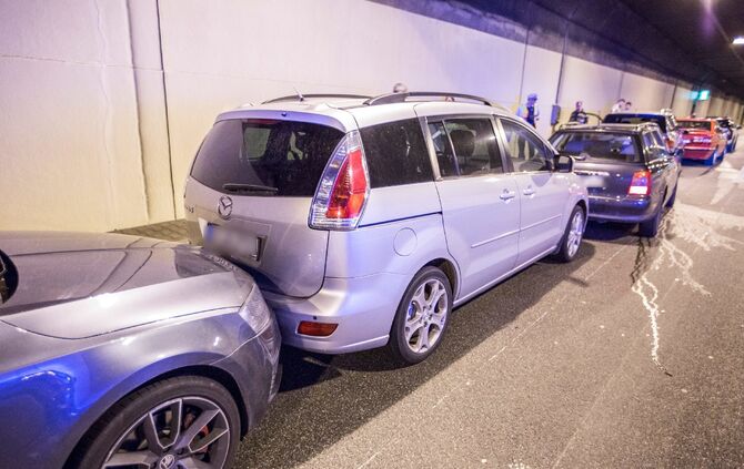 Massenkarambolage im Kappelbergtunnel: 9 Fahrzeuge krachen aufeinander - Tunnel in Richtung Stuttgart voll gesperrt - Bild 04_3