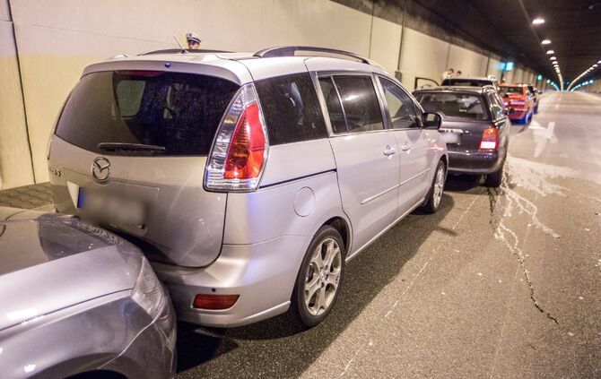 Massenkarambolage im Kappelbergtunnel: 9 Fahrzeuge krachen aufeinander - Tunnel in Richtung Stuttgart voll gesperrt - Bild 05_4