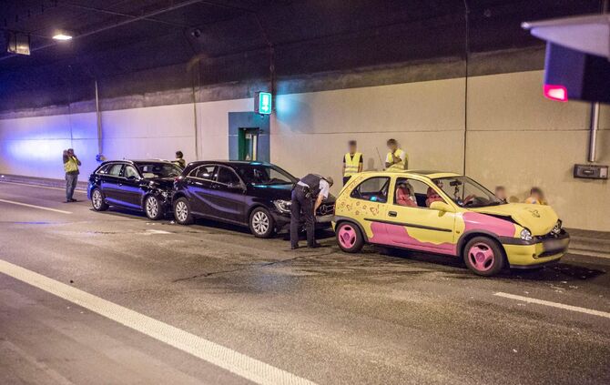 Massenkarambolage im Kappelbergtunnel: 9 Fahrzeuge krachen aufeinander - Tunnel in Richtung Stuttgart voll gesperrt - Bild 06_5