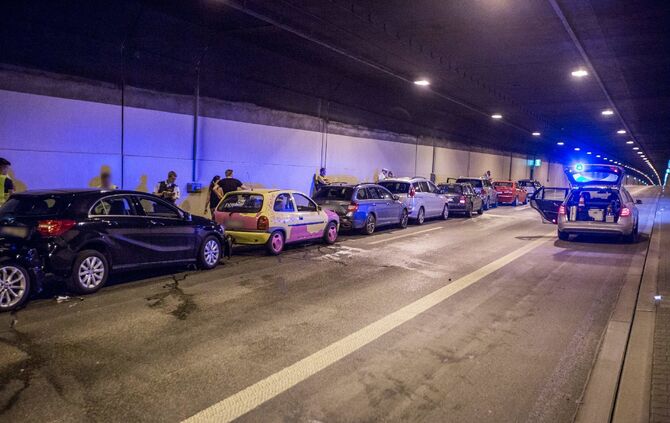 Massenkarambolage im Kappelbergtunnel: 9 Fahrzeuge krachen aufeinander - Tunnel in Richtung Stuttgart voll gesperrt - Bild 07_6