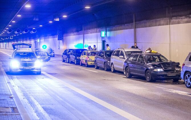 Massenkarambolage im Kappelbergtunnel: 9 Fahrzeuge krachen aufeinander - Tunnel in Richtung Stuttgart voll gesperrt - Bild 08_7