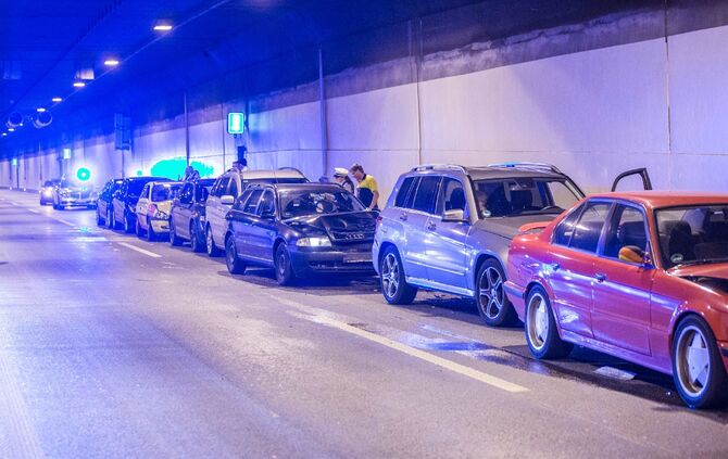 Massenkarambolage im Kappelbergtunnel: 9 Fahrzeuge krachen aufeinander - Tunnel in Richtung Stuttgart voll gesperrt - Bild 09_8