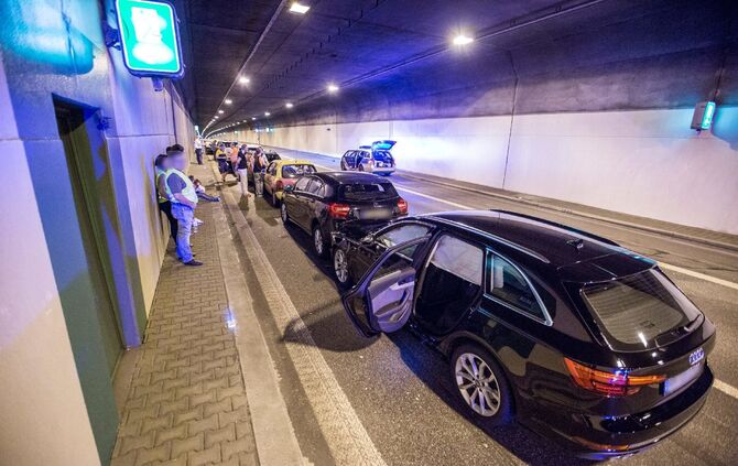 Massenkarambolage im Kappelbergtunnel: 9 Fahrzeuge krachen aufeinander - Tunnel in Richtung Stuttgart voll gesperrt - Bild 10_9