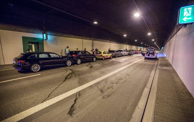 Massenkarambolage im Kappelbergtunnel: 9 Fahrzeuge krachen aufeinander - Tunnel in Richtung Stuttgart voll gesperrt - Bild 11_10