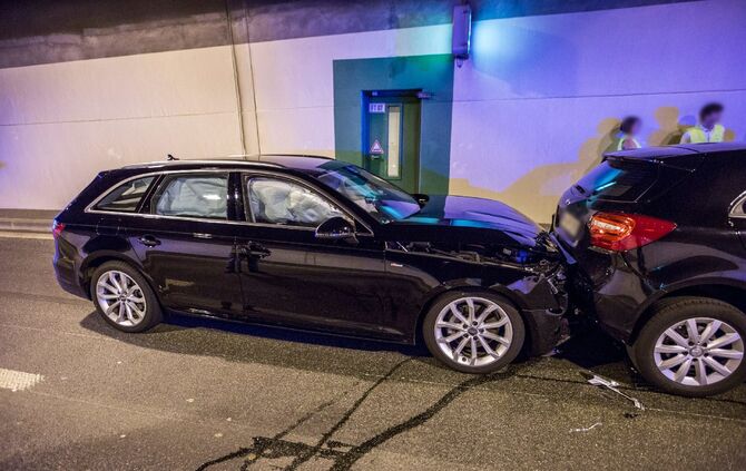 Massenkarambolage im Kappelbergtunnel: 9 Fahrzeuge krachen aufeinander - Tunnel in Richtung Stuttgart voll gesperrt - Bild 12_11