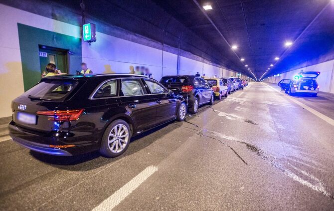 Massenkarambolage im Kappelbergtunnel: 9 Fahrzeuge krachen aufeinander - Tunnel in Richtung Stuttgart voll gesperrt - Bild 14_13