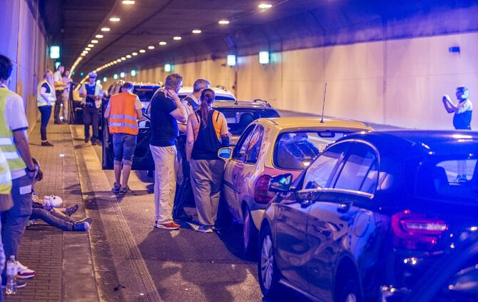 Massenkarambolage im Kappelbergtunnel: 9 Fahrzeuge krachen aufeinander - Tunnel in Richtung Stuttgart voll gesperrt - Bild 15_14