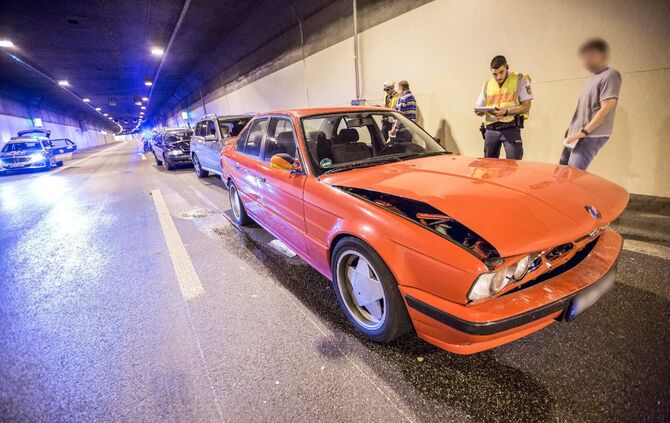 Massenkarambolage im Kappelbergtunnel: 9 Fahrzeuge krachen aufeinander - Tunnel in Richtung Stuttgart voll gesperrt - Bild 16_15