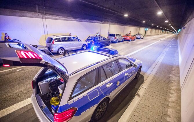 Massenkarambolage im Kappelbergtunnel: 9 Fahrzeuge krachen aufeinander - Tunnel in Richtung Stuttgart voll gesperrt - Bild 17_16