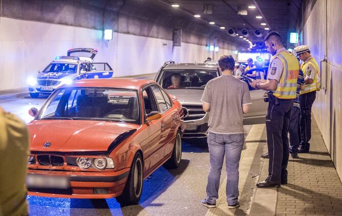 Massenkarambolage im Kappelbergtunnel: 9 Fahrzeuge krachen aufeinander - Tunnel in Richtung Stuttgart voll gesperrt - Bild 18_17