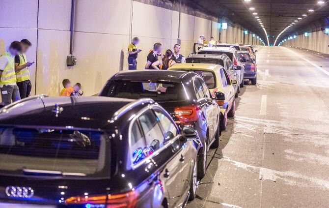 Massenkarambolage im Kappelbergtunnel: 9 Fahrzeuge krachen aufeinander - Tunnel in Richtung Stuttgart voll gesperrt - Bild 19_18